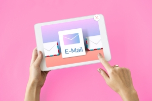 jari menyentuh layar tab dengan tulisan email marketing