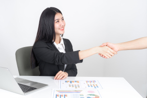 wanita rambut panjang berpofresi sebagai account executive