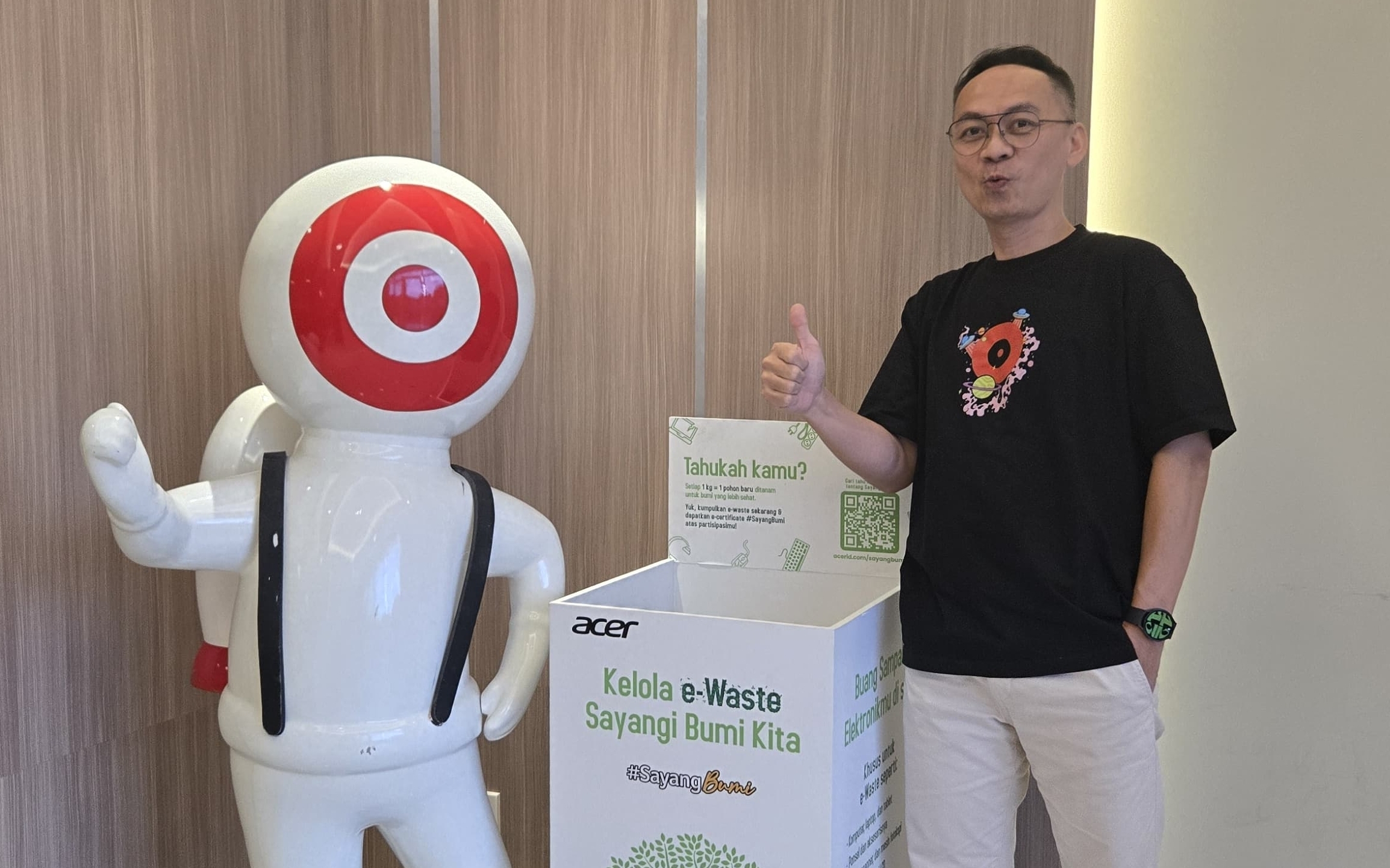 ceo bounche berfoto di samping drop box e-waste acer indonesia di kantor bounche