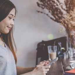 seseorang membaca caption instagram