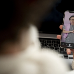 seseorang melihat fyp tiktok di mobile dengan memanfaatkan algoritma tiktok terbaru